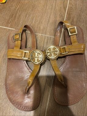 Tory Burch Patent Leather Logo Thong Sandals in Caramel
